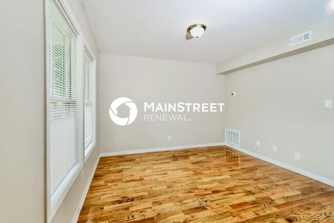 Foto del edificio - 3 Bedroom Pet-Friendly Home in Louisville, KY with Main Street Renewal