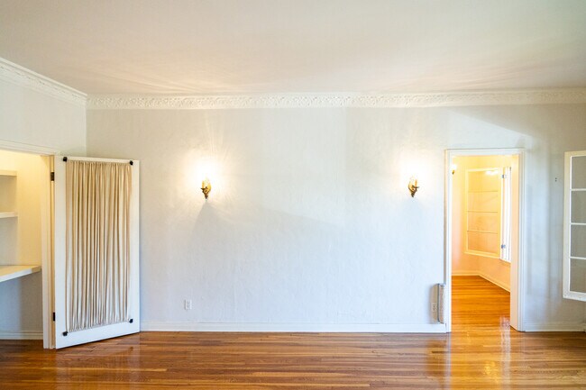 Living Room - 437 N Sycamore Ave