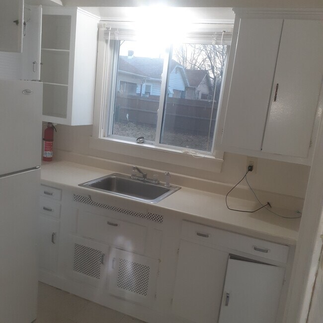 Kitchen ~8x8ft - 2329 Tytus Ave