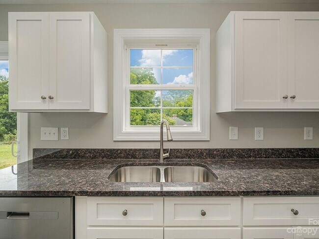 Building Photo - 3 Bedroom 2.5 Bath Townhome!! Deluxe Unit
