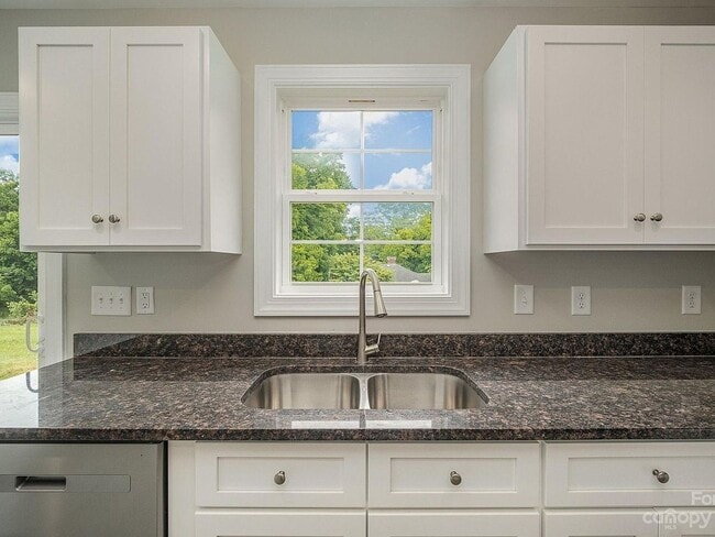 Building Photo - 3 Bedroom 2.5bathroom Townhome - Downtown !!