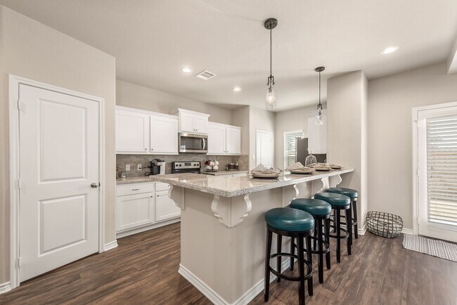 Foto del edificio - Available August 2026! Gorgeous 4 Bed, 4.5...