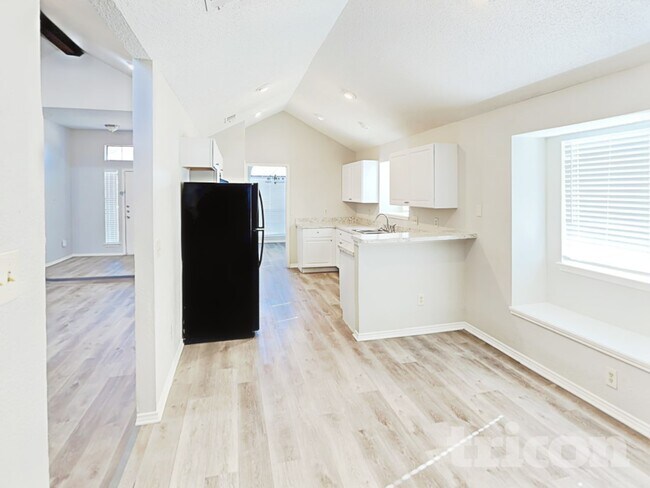 Building Photo - 709 De Soto Dr