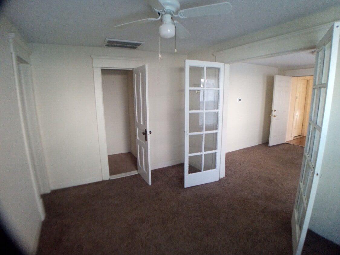 Building Photo - 220 W Lapeer St