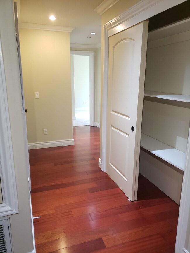 Armario del pasillo - 1135 S Shenandoah St