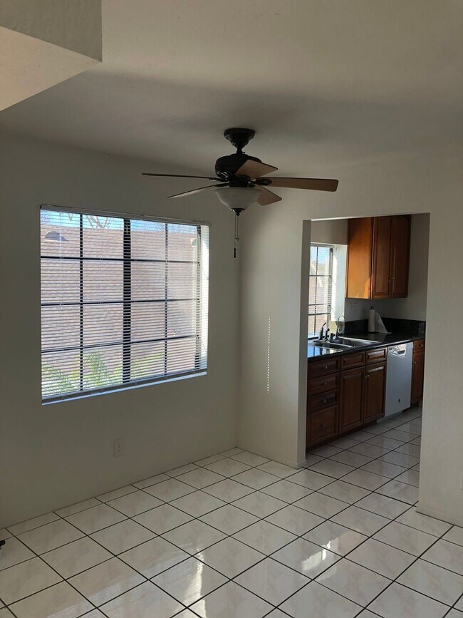 Foto del edificio - Light & Bright Mira Mesa Condo with Dual M...