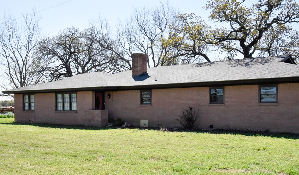 Primary Photo - Cozy 3 Bedroom 2 Bath beautiful brick home...