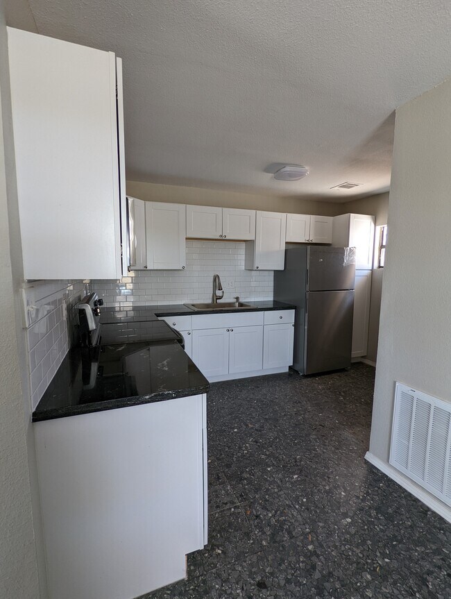 Building Photo - 5004 Oleander Dr