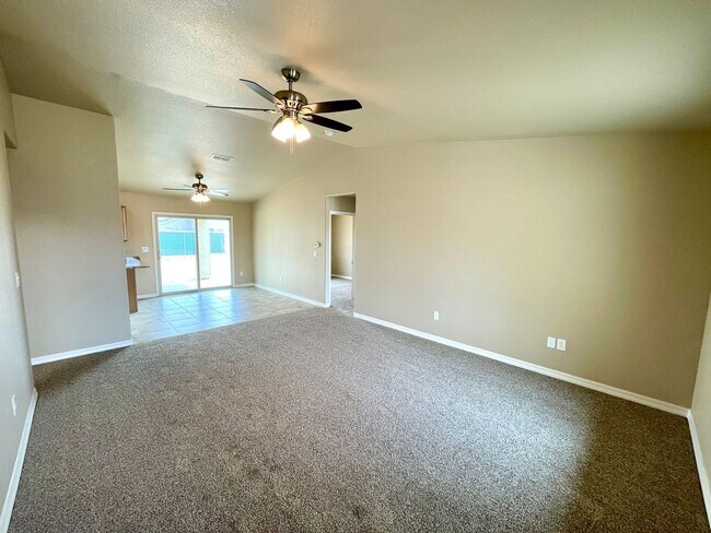 Foto del edificio - Built in 2024, 3 bedroom, 2 bathroom home located in Golden Valley, AZ