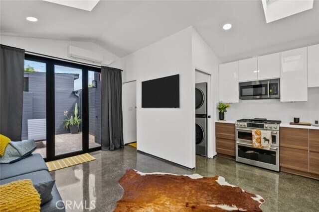 Building Photo - 310 W Elm Ave