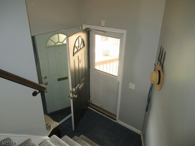 Foto del edificio - 181 Long Hill Rd
