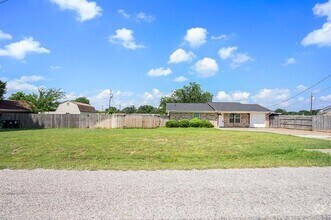 Building Photo - 826 Meadowlark Cir