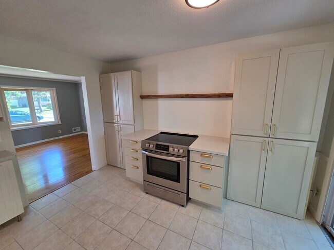 Building Photo - Renovated Beauty in Spring Lake Park