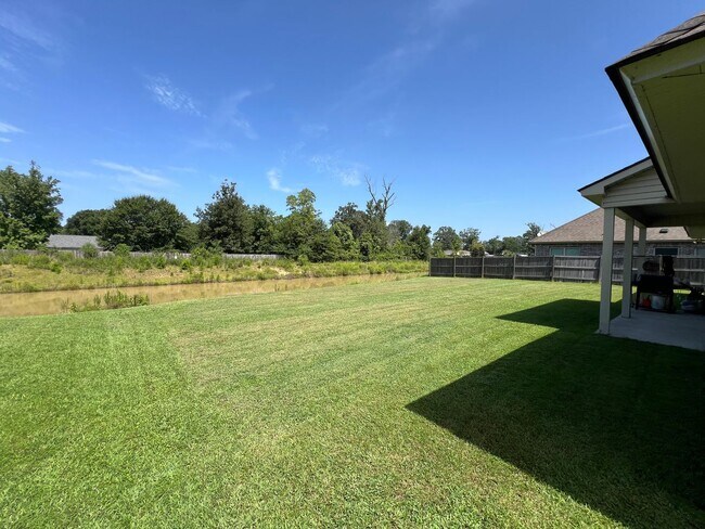 Foto del edificio - Spacious 4BR/3BA Home with Split Floor Plan, Fireplace & Covered Patio
