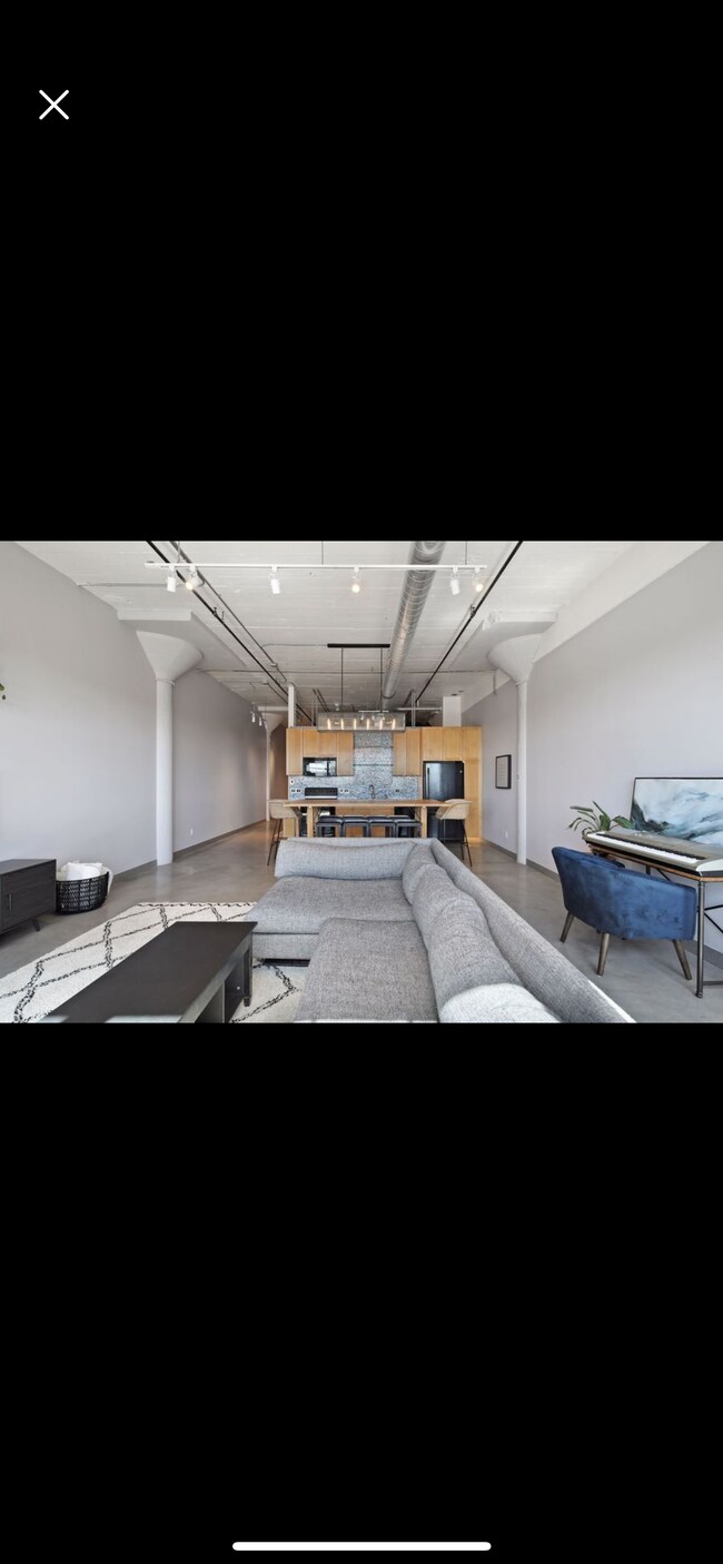Living room / kitchen - 730 Stinson Blvd