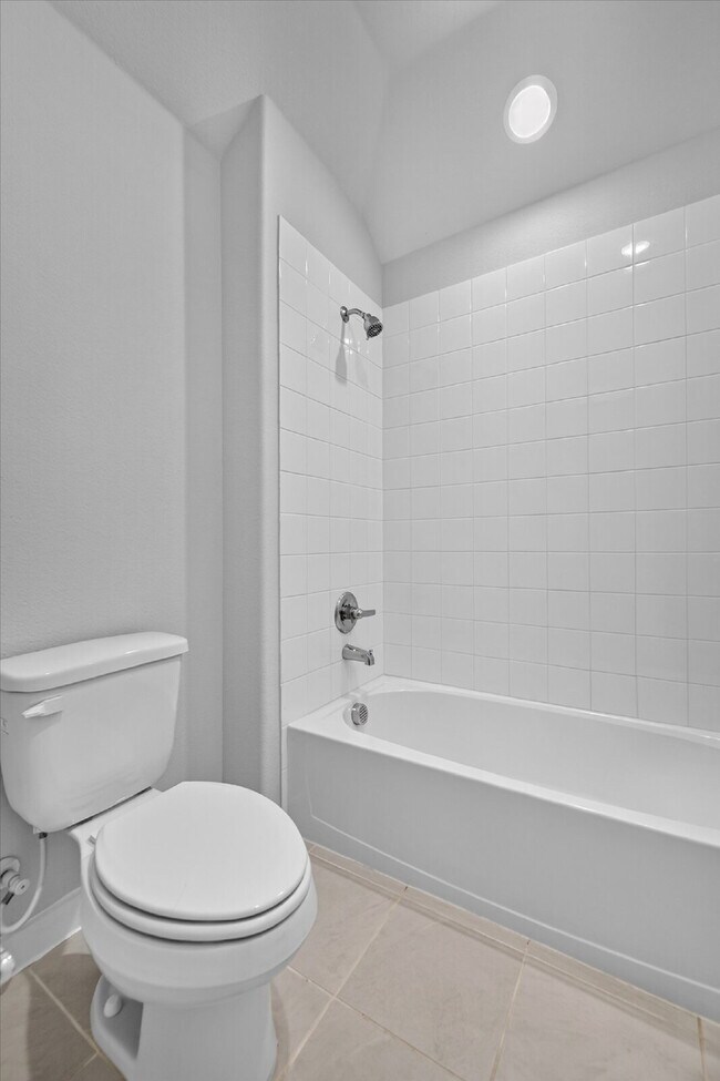 Foto del edificio - Spacious 5-Bedroom, 4-Bath Home with Washer, Dryer & Refrigerator