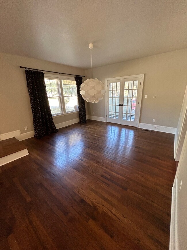 Foto del edificio - "Charming 4-Bedroom Retreat with Granite Finishes, Cozy Fireplace & Expansive 4399 Sq Ft Layout i...