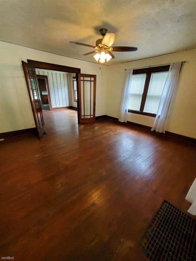 Building Photo - 2 br, 1 bath  - 923 W Mishawaka Ave