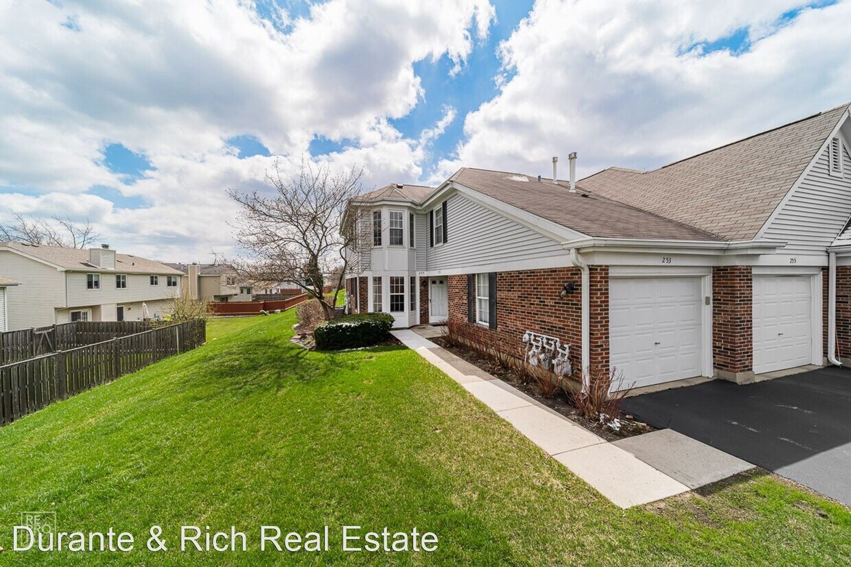 1 br, 1 bath House 255 Green Knoll Lane House Rental in Streamwood