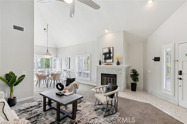 Foto del edificio - 26107 McBean Pkwy