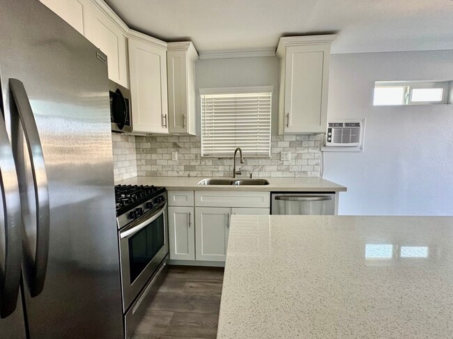 Foto del edificio - 4315 Kenwood Ave