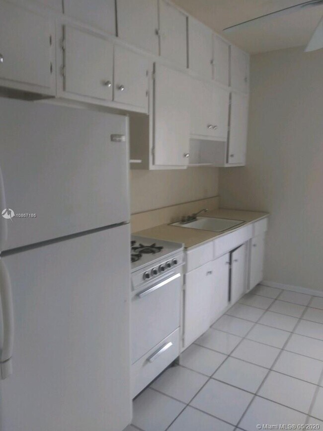Building Photo - 503 Anastasia Ave
