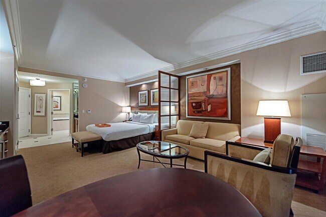 Foto del edificio - 1 month stay at luxury high rise condo sui...