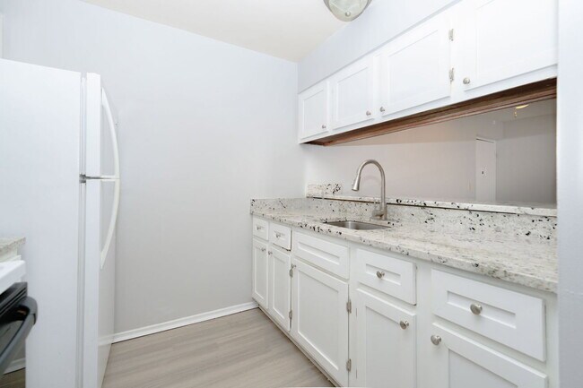 Building Photo - 2971 Deckebach Ave