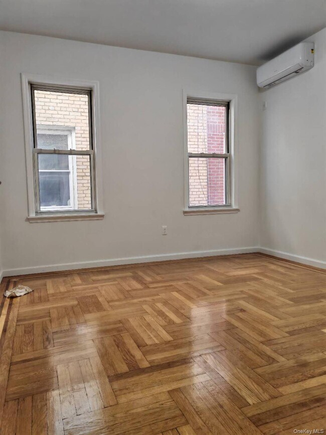 Foto del edificio - 1740 Mahan Ave