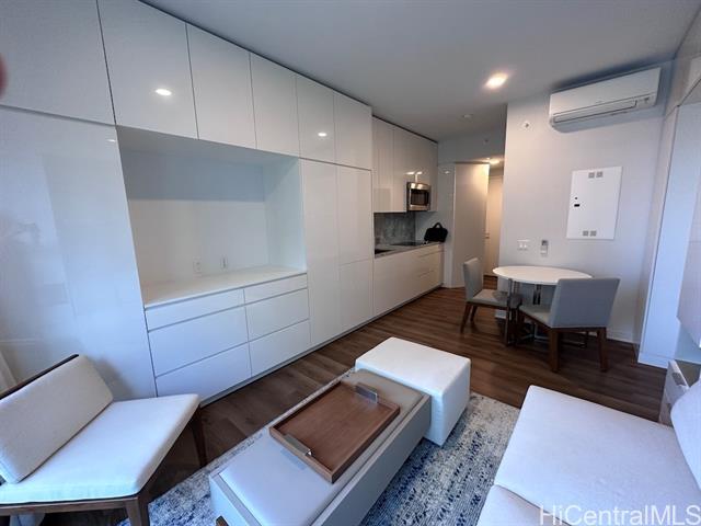 Building Photo - 987 Queen St