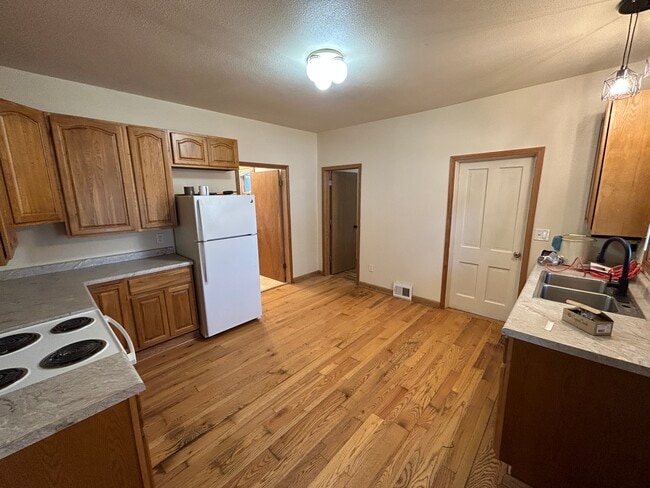 Building Photo - 16734 Roosevelt Dr