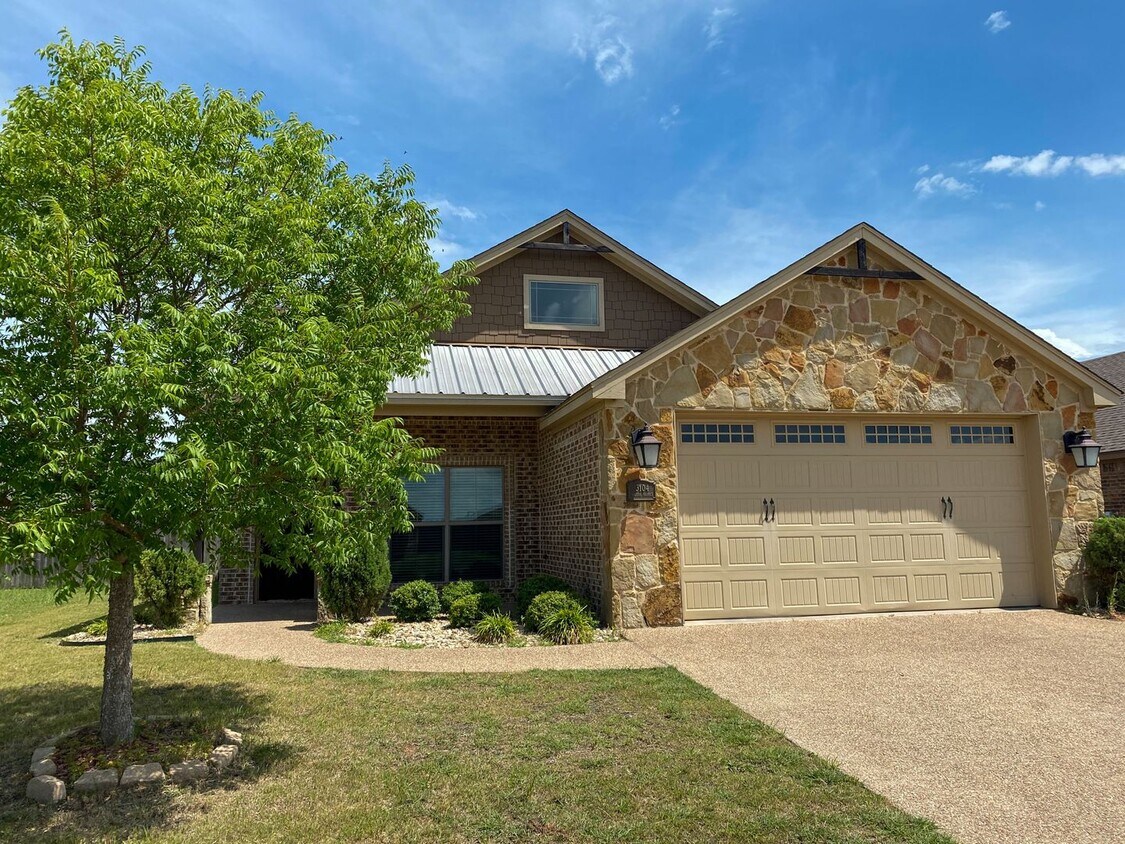 4 Bedroom Single Famly Home Available Now! - 4  Bedroom Single Famly Home Available Now!