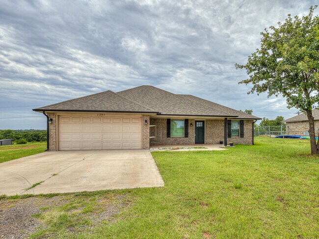 Building Photo - 2202 Buchanan Dr