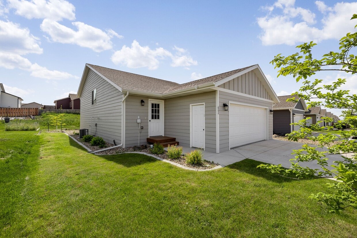 Foto principal - 4 BED | 2 BATH | DOUBLE GARAGE | RAPID VALLEY