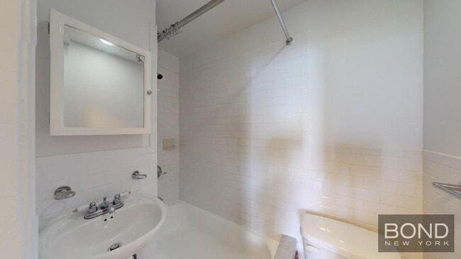 Building Photo - 39 E 65th St
