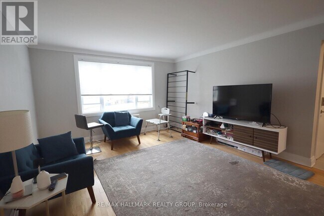 Building Photo - 245-245 Pères-Blancs Ave