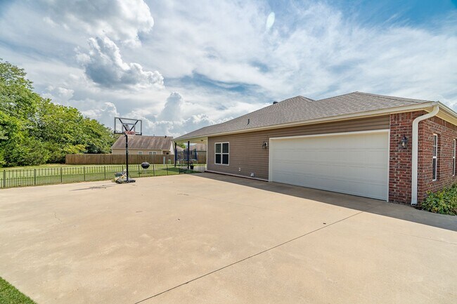 Building Photo - 3 Bedroom West Fay Home w/HUGE Backyard!
