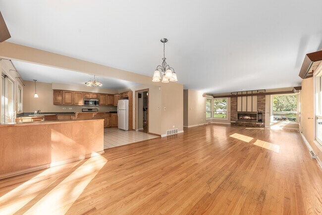 Building Photo - 909 Royal St George Dr