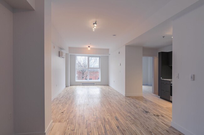 Photo du bâtiment - 4350 Av. de l'Hôtel-de-Ville