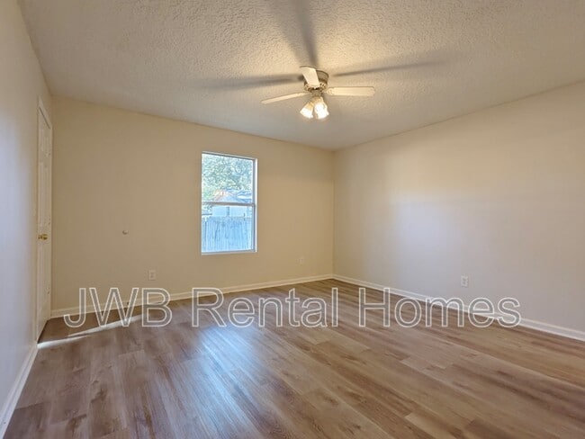 Building Photo - 237 Metz St