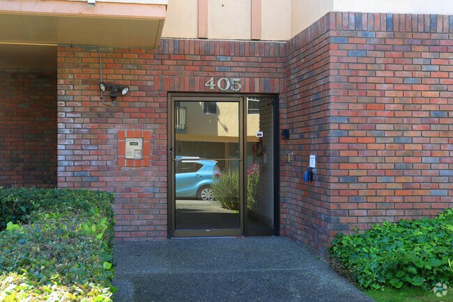 Entrance - 405 91st St