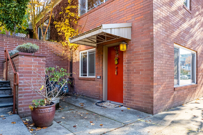 Typical Entrance - 1800 Place Apartments