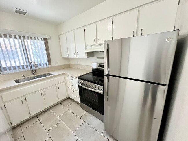 Foto del edificio - Spacious 2BR/1.5BA Townhome with A/C, Parking & Luxury Community Amenities