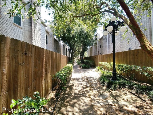 Building Photo - 17487 Red Oak Dr