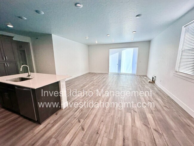 Foto del edificio - Beautiful less than a year old Luxury Townhome available soon!