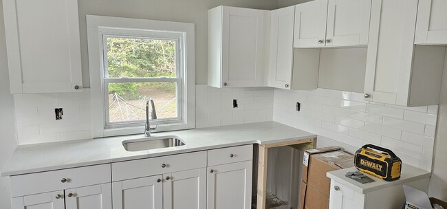 Building Photo - 135 London Dr