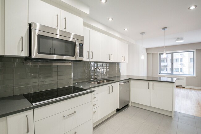 Building Photo - 3495 Rue de la Montagne