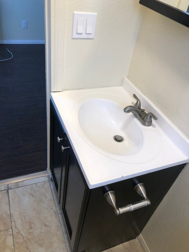 Baño - 716 1/2 W 60th St