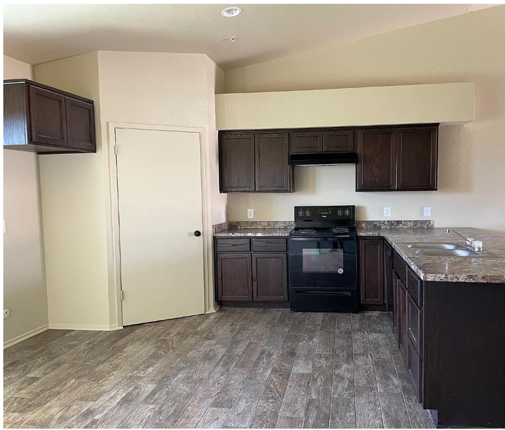 Building Photo - 3 bedrooms, 2 bathrooms Condo