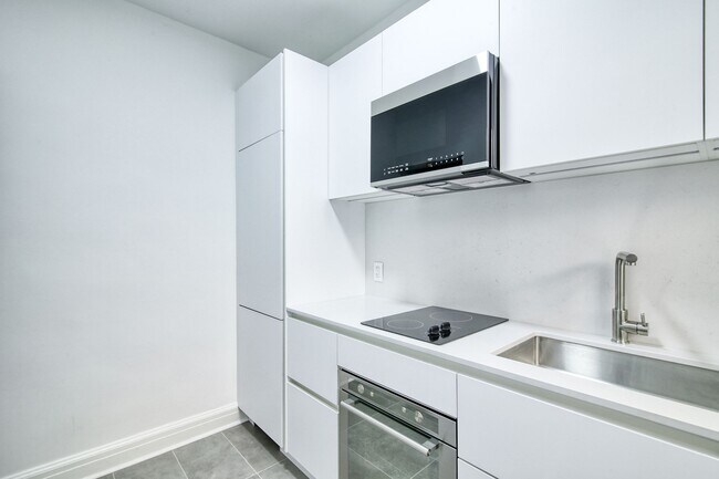 Building Photo - 2060 Rue du Fort